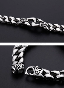 Dettaglio di motivi gotici in rilievo sul bracciale da uomo in acciaio inossidabile a catena