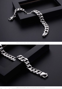 Détail du bracelet gourmette en acier inoxydable 316L argenté sur support minimaliste