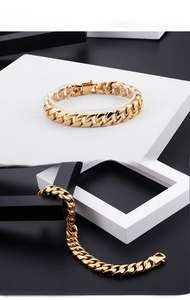 Détail du bracelet gourmette 12mm plaqué or 18K avec fermoir mousqueton robuste