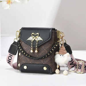 Modische Vintage Umhängetasche mit Monogramm-Muster, Metall-Logo und breitem Stoffriemen