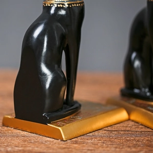 Macro-detail van Bastet Egyptisch kattenbeeldje met gouden basis en zwarte hars