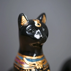 Gedetailleerde macro-opname van een Egyptische Bastet katten boekensteun van glanzende hars