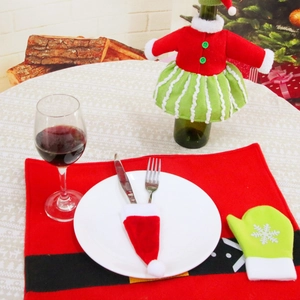 Weihnachts-Tischset mit Mini-Weihnachtsmütze als Besteckhalter und festlicher Weinhülle