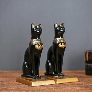 Detailopname van Egyptische Bastet kat boekensteunen met gouden hiërogliefen op de voet