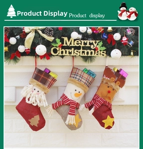 Détails de trois chaussettes de Noël à carreaux avec Père Noël, bonhomme de neige et renne