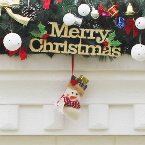 Couronne de Noël européenne avec bonhomme de neige sur une cheminée blanche