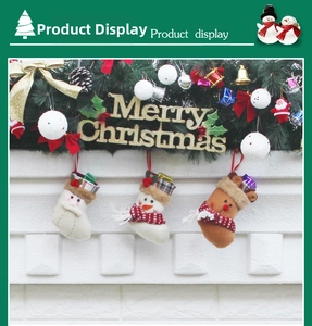 Détail de trois chaussettes de Noël suspendues avec des motifs en peluche de bonhomme de neige