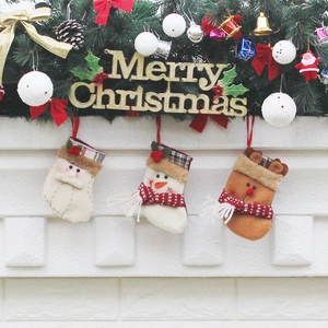 Trois chaussettes de Noël en peluche avec Père Noël, bonhomme de neige et renne