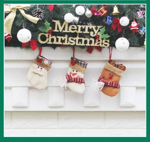Détail de chaussettes de Noël avec Père Noël, bonhomme de neige et renne sur guirlande