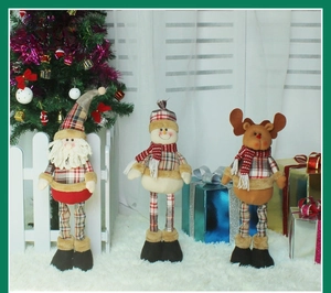 Détail de poupées de Noël rétractables avec le Père Noël, un bonhomme de neige et un renne