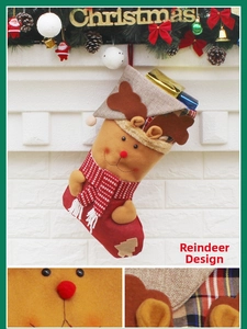 Détail de chaussette de Noël avec design d'élan 3D, écharpe à carreaux et boîte cadeau