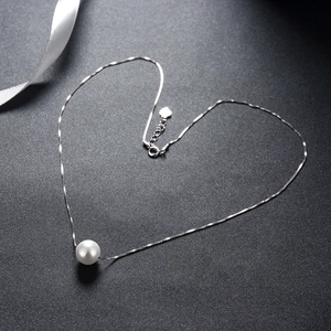 S925 Sterling Silber Halskette mit weißer Perle und Herzanhänger auf dunklem Hintergrund