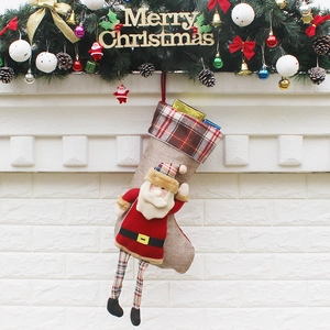 Chaussette de Noël en lin avec poupée Père Noël 3D sur une cheminée décorée