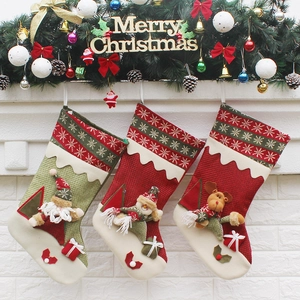 Lot de 3 chaussettes de Noël avec Père Noël, bonhomme de neige et renne sur la cheminée