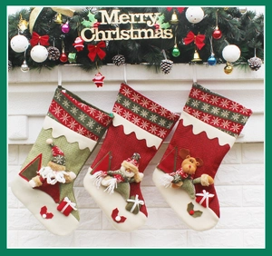 Chaussettes de Noël suspendues avec Père Noël et Renne sur une cheminée décorée