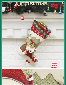 Vue détaillée d'une chaussette de Noël en jute verte avec Père Noël 3D et flocons de neige