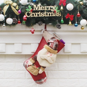 Chaussette de Noël Père Noël 3D avec bordure à carreaux rouges suspendue au manteau