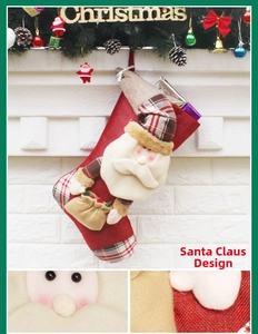 Détail d'une chaussette de Noël Père Noël montrant la texture du tissu et des cadeaux