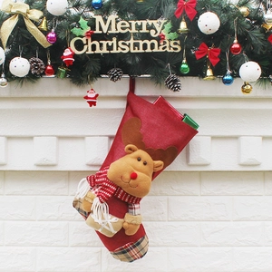 Chaussette de Noël en lin avec renne 3D et revers à carreaux sur fond festif décoré