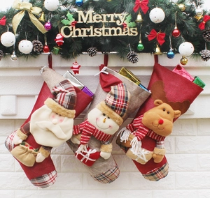 Vue détaillée de chaussettes de Noël 3D Père Noël, bonhomme de neige et renne garnies