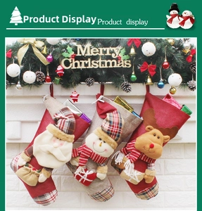 Trois chaussettes de Noël 3D avec Père Noël, bonhomme de neige et renne au mur