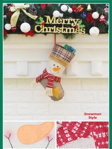 Détail de chaussette de Noël à carreaux avec bonhomme de neige suspendue à la cheminée