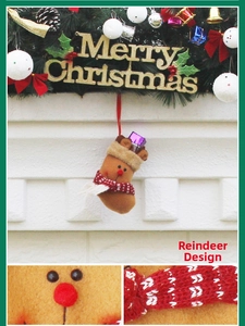 Détail d'une chaussette de Noël renne avec boîte cadeau violette et écharpe tricotée