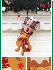 Détail d'une chaussette de Noël avec renne en 3D et revers à carreaux rouges et verts