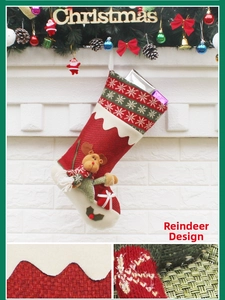 Détail d'une chaussette de Noël avec renne 3D et revers en tricot vert décoratif