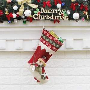 Chaussette de Noël en tricot rouge et beige avec bonhomme de neige et coffrets cadeaux