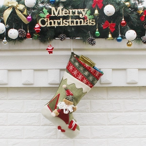 Chaussette de Noël Père Noël festive suspendue à la cheminée avec motifs de flocons