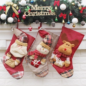 Trois chaussettes de Noël festives avec figurines 3D Père Noël, Bonhomme de neige et Renne