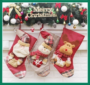 Trois chaussettes de Noël haut de gamme avec Père Noël, bonhomme de neige et renne au foyer