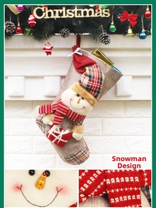 Détail d'une chaussette de Noël en lin avec un bonhomme de neige 3D et une boîte cœur