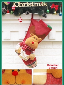 Détail d'une chaussette de Noël renne 3D avec finitions brodées et écharpe à carreaux rouge