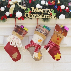 Chaussette de Noël à Carreaux Avec Personnages 3D Père Noël Bonhomme de Neige Renne Sac Cadeau Décoratif pour Maison Fête