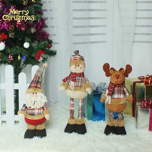 Trois figurines de Noël en peluche dont le Père Noël, un Bonhomme de neige et un Renne