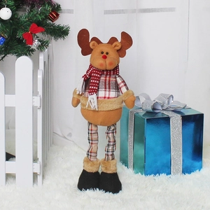 Renne de Noël en peluche avec jambes télescopiques sur un tapis blanc moelleux