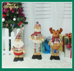 Trois peluches de Noël comprenant le Père Noël, un bonhomme de neige et un renne