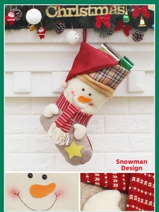 Détail d'une chaussette de Noël bonhomme de neige avec écharpe et boîtes cadeaux