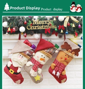 Vue détaillée de trois chaussettes de Noël décoratives avec motifs Père Noël et bonhomme de neige