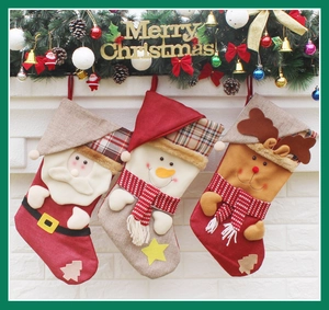 Lot de chaussettes de Noël Père Noël, Bonhomme de neige et Renne sur cheminée