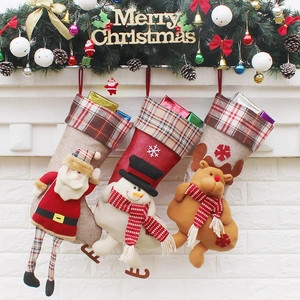 Grandes Chaussettes de Noël 3D Père Noël Bonhomme de Neige Renne Patchwork à Carreaux Sac Cadeau Décoration Murale Maison