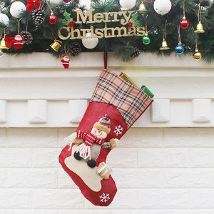 Chaussette de Noël avec bonhomme de neige 3D et revers à carreaux sur mur festif