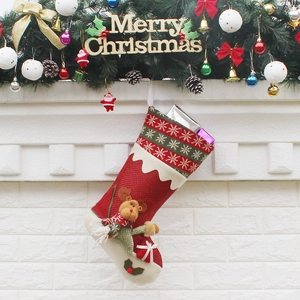Chaussette de Noël rouge classique avec renne en peluche 3D et motifs flocons