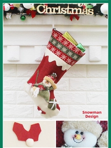 Détail d'une chaussette de Noël en toile de jute rouge avec bonhomme de neige et broderie