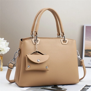 Dettaglio della borsa a mano in pelle martellata kaki con mini pochette e fibbia argento