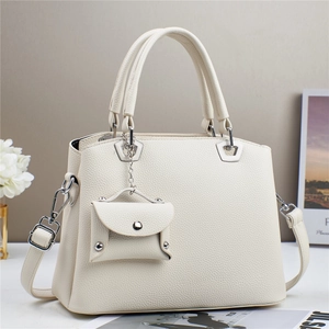 Borsa tote bianco crema in pelle martellata con mini astuccio e catena argento