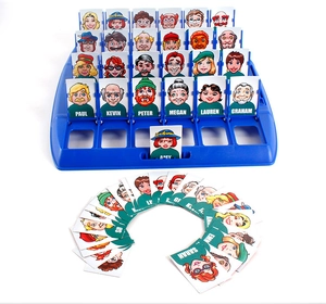 Détail du plateau de jeu de devinettes avec cartes de personnages et noms pour enfants