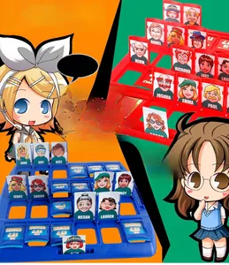 Gros plan des cartes de jeu de logique avec divers visages et prénoms en anglais